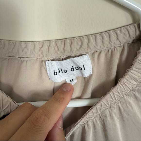 Champagne Bella Dahl NWOT $141 Shirred Satin Elastic Bubble Long Sleeve Top Sz M - Picture 3 of 6